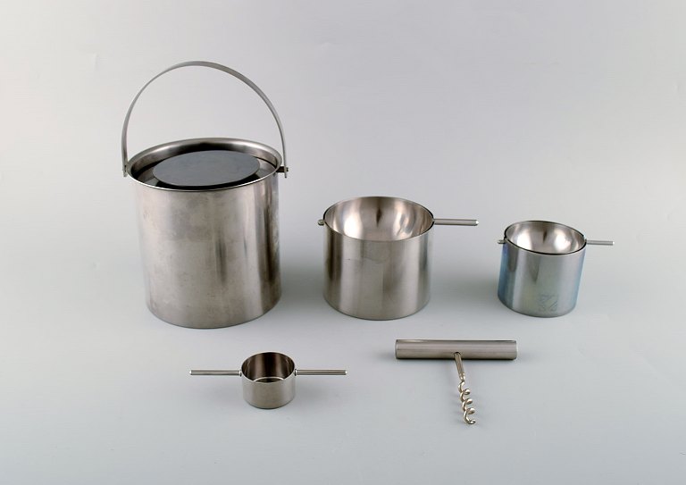 Arne Jacobsen for Stelton. "Cylinda Line" isspand, to askebægre, proptrækker og 
målebæger i rustfrit stål. 1970