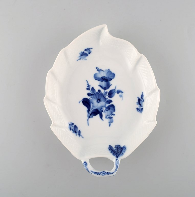 Royal Copenhagen. Blue flower braided. Leaf shaped dish.
Decoration number 10/8003.