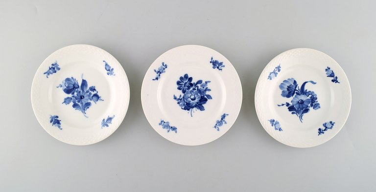 Tre blå blomst flettet kagetallerkener fra Royal Copenhagen. 
Nummer 10/8092.