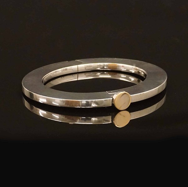 Andreas Mikkelsen für Georg Jensen: Ovaler, aufmachbarer Armring aus Silber. 
Gestempelt. D innen: 6x4,7cm