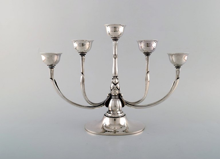 Harald Nielsen for Georg Jensen. Art deco "Pyramide" kandelaber i sterlingsølv. 
Dateret 1933-44. Dessin 537A.