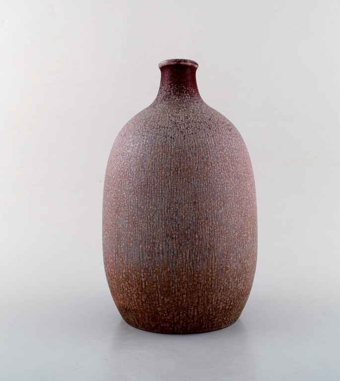 Bing & Grøndahl / B&G. Stor vase i glaseret stentøj. Smuk glasur i violette 
toner. 1940