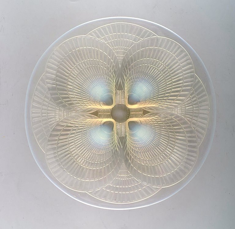 Early René Lalique "Coquilles" dish in art glass decorated with seashells. Dated 
before 1945.