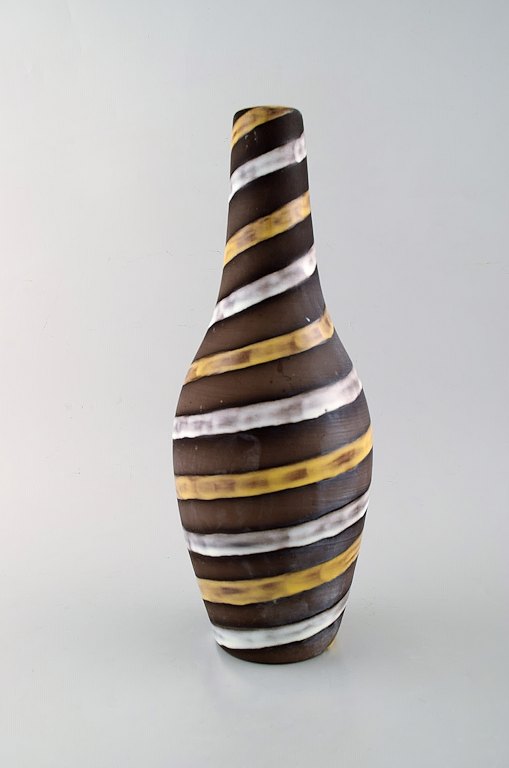 Ingrid Atterberg for Upsala-Ekeby. Stor vase i glaseret keramik. Spiral design, 
midt 1900-tallet.