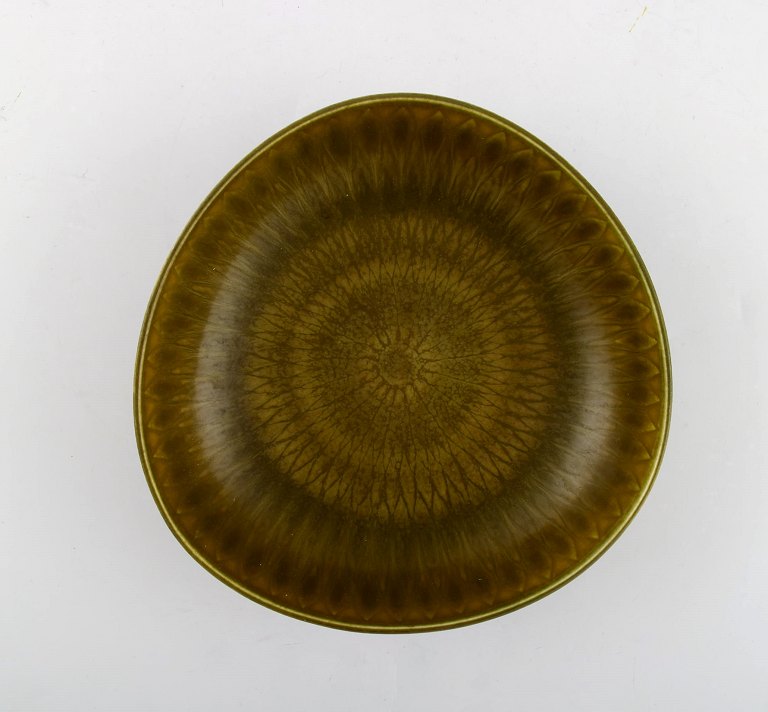 Berndt Friberg (1899-1981) for Gustavsberg Studiohand. Bowl in glazed stoneware. 
Beautiful glaze in olive green shades. 1950 / 60