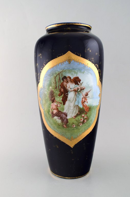 Stor håndmalet porcelænsvase dekoreret med romantisk scene. Wien, 1800-tallet.