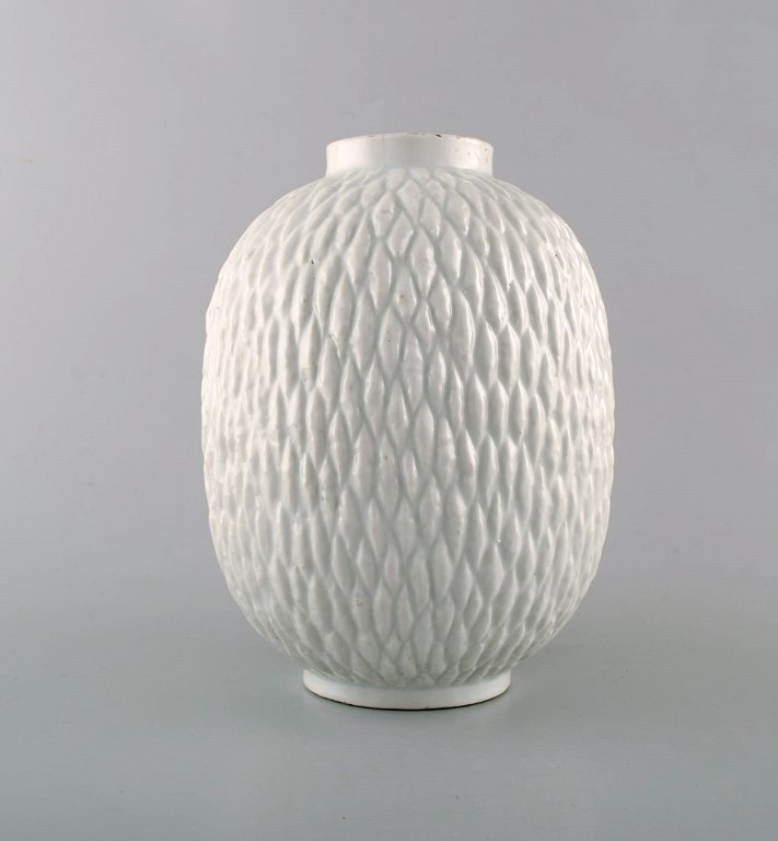 Gunnar Nylund for Rörstrand. "Chamotte" vase i mælkehvid glasur. 1950