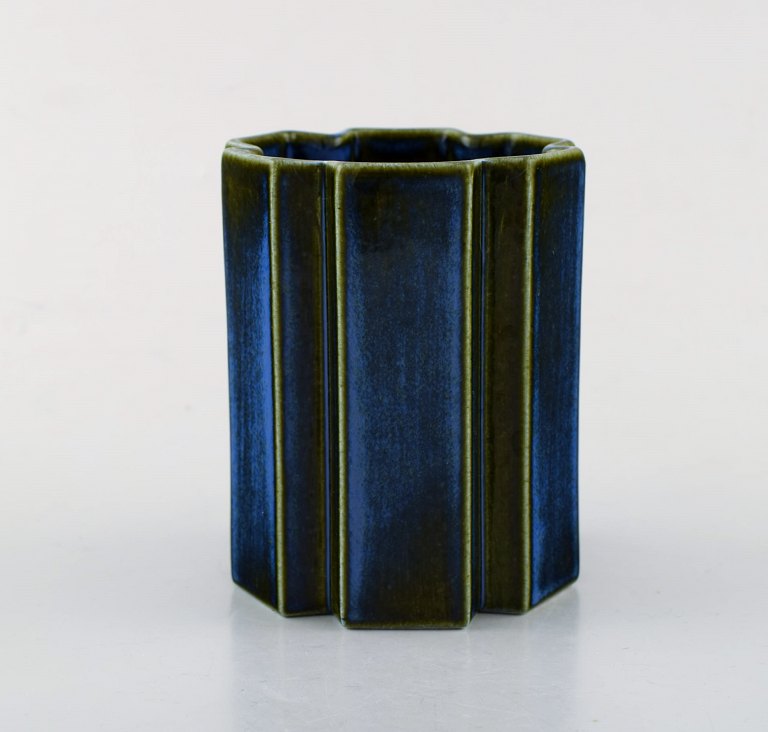 Svensk keramiker. Kubistisk vase i glaseret keramik. 1960/70