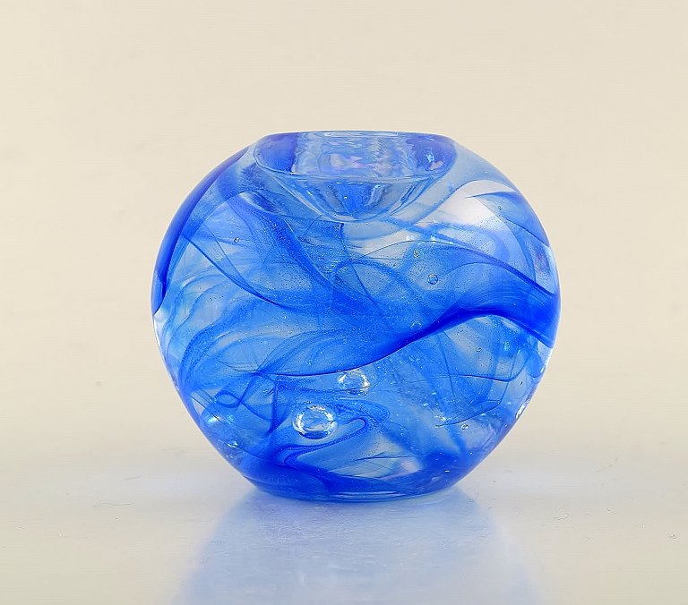 Kosta Boda, Sweden. Round candle holder for tea lights in blue art glass. Late 
20th century.