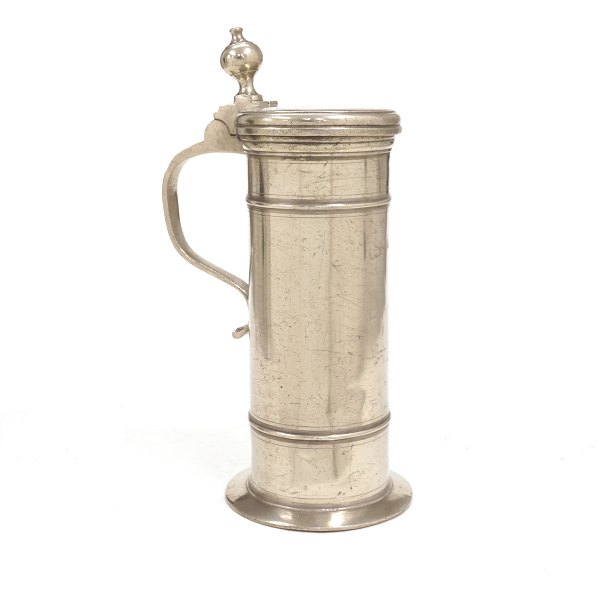 W. F. Jürgensen, Rendsburg Northgermany: A large pewter mug dated 1787
H: 32cm