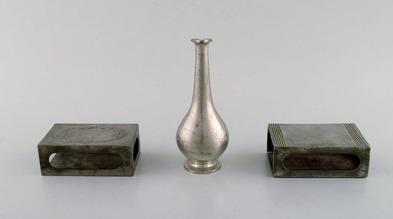 Just Andersen. To tændstikæske holdere og en vase i tin. 1930