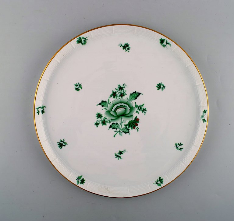 Stor rund Herend "Chinese bouquet" serveringsbakke i porcelæn med blomstermotiv. 
Midt 1900-tallet.
