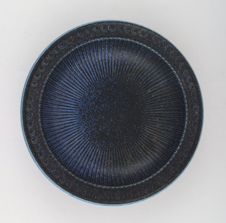 Gunnar Nylund for Rörstrand / Rørstrand. Round "Collier" dish / bowl in glazed 
ceramics. Beautiful glaze in dark blue shades. 1960