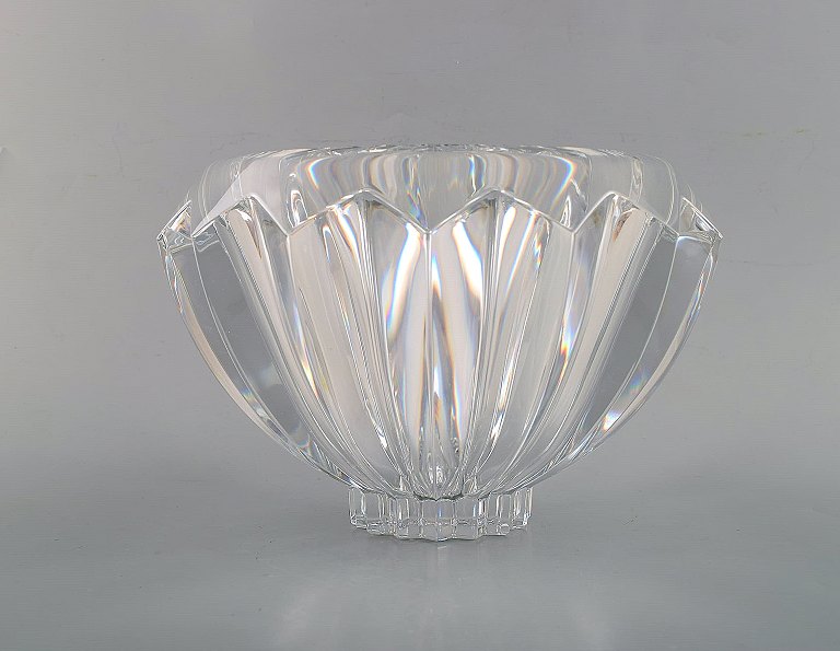 Orrefors, Sweden. Large modernist bowl in clear art glass. Stylish design, 
1980