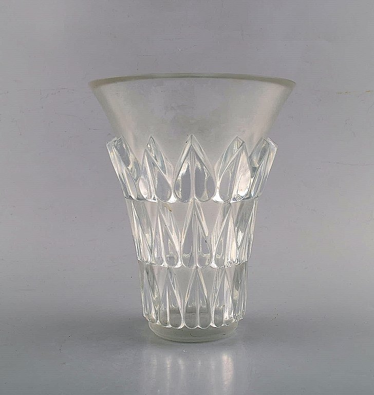 Lalique "Feuilles" vase i kunstglas med blade i relief. Dateret efter 1945. 
Designet i 1934.
