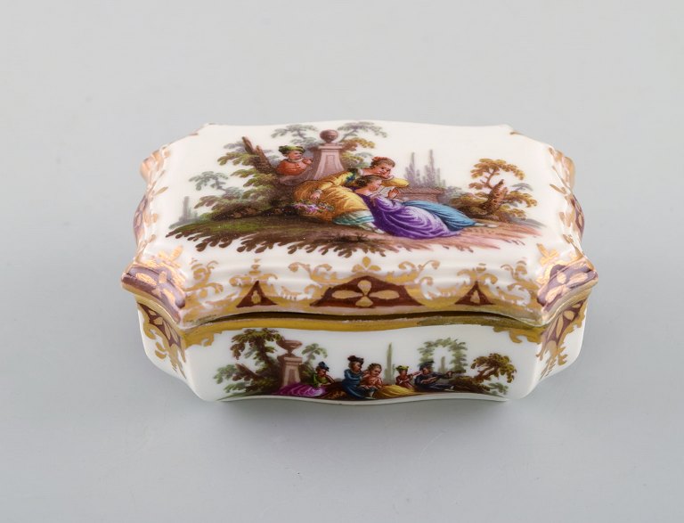 Rare antique Meissen tabatiere in hand painted porcelain with romantic scenery 
and gold decoration. Dated 1876.

