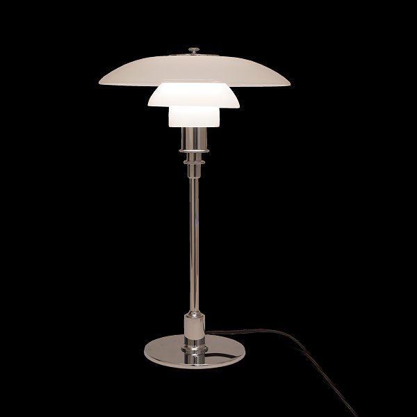 Poul Henningsen: PH 3/2 bordlampe med stel i krom. Produceret af Louis Poulsen. 
H: 46cm