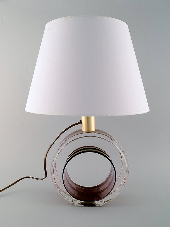 Italiensk design. Bordlampe af indfarvet plexiglas og messing. 1970