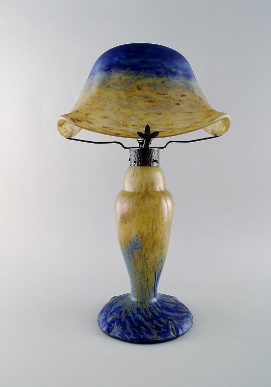 Daum Nancy, Frankrig. Stor art deco "Verre de jade" bordlampe i blåt og grønt 
mundblæst kunstglas med bladformet skærmholder. Dateret 1919-23.
