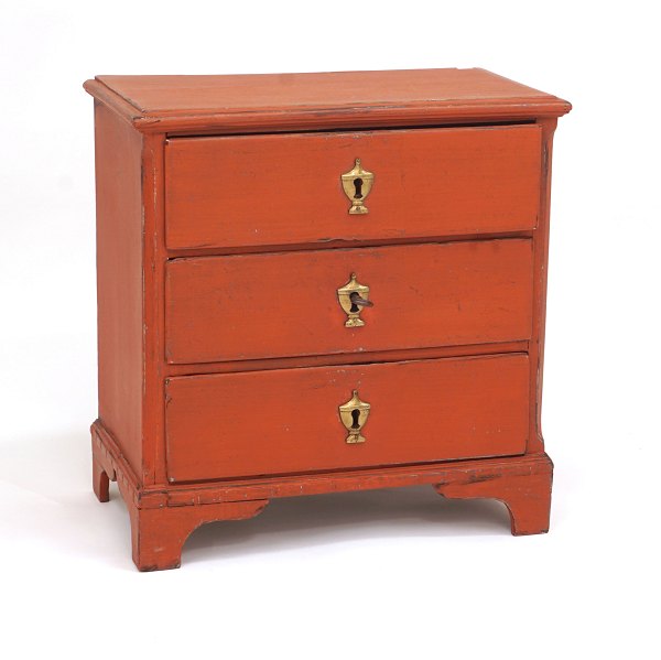 A red decorated small chest of drawers. Denmark circa 1800. H: 46cm. Top: 
45x25cm