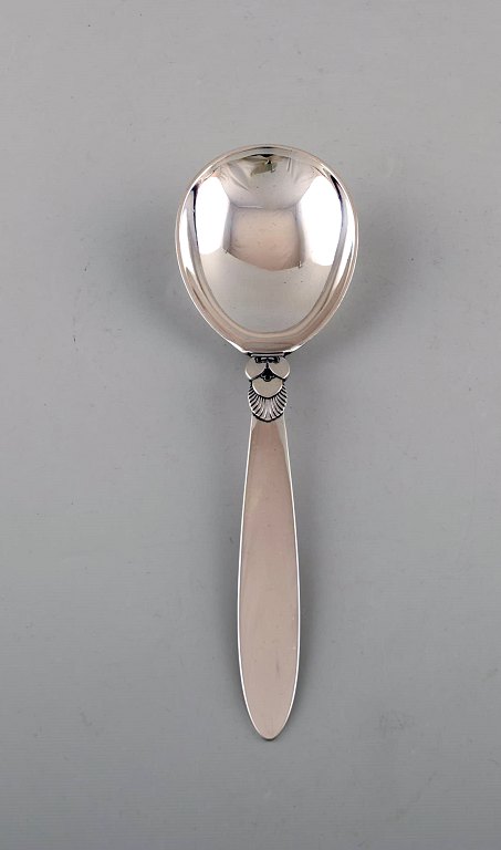 Stor Georg Jensen "Kaktus" serveringsske i sterlingsølv. Dateret 1915-30.
