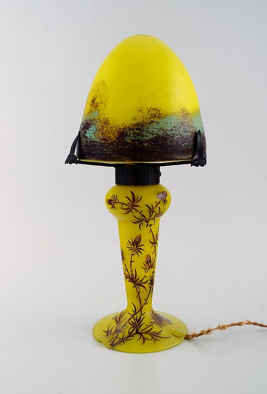 Charles Vessière, Nancy. Bordlampe i gult og blåt mundblæst kunstglas med 
bladformet skærmholder. Blomstermotiv på basen. 1920/30