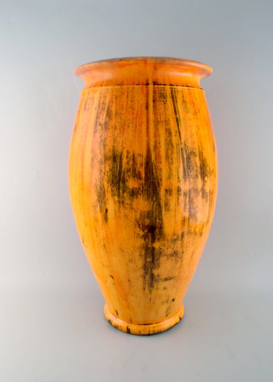 Svend Hammershøi for Kähler, HAK. Kolossal vase i glaseret stentøj. Smuk gul 
uranglasur. 1930/40