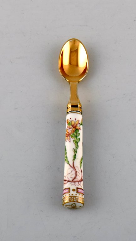 Georg Jensen for Royal Copenhagen. "Flora Danica" teske af forgyldt 
sterlingsølv. Skafte af porcelæn dekoreret i farver og guld med blomster.
