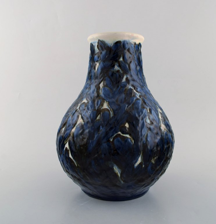 Svend Hammershøi for Kähler, Denmark. Rare and early vase in glazed stoneware. 
Blue foliage on cream colored background. Ca. 1910.
