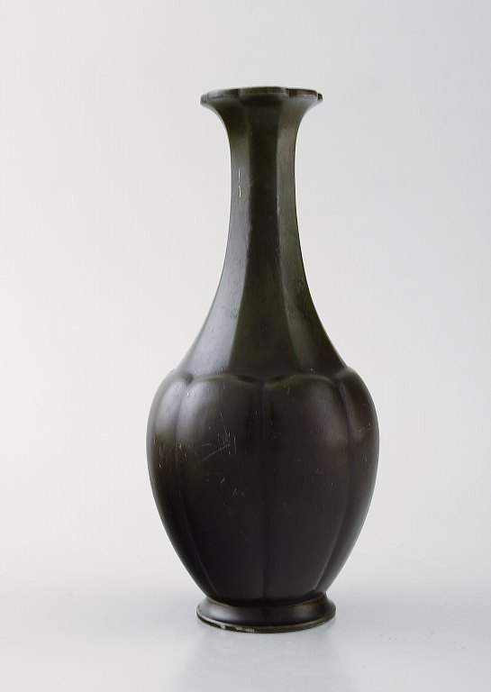 Just Andersen, Danmark. Vase i diskometal. Modelnummer 2360. 1940