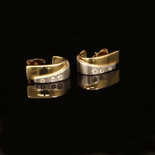 Ein Paar Ohrringe aus 14kt Gold je mit drei Diamanten von etwa insgesamt 0,04ct. 
Grösse: 14x6mm