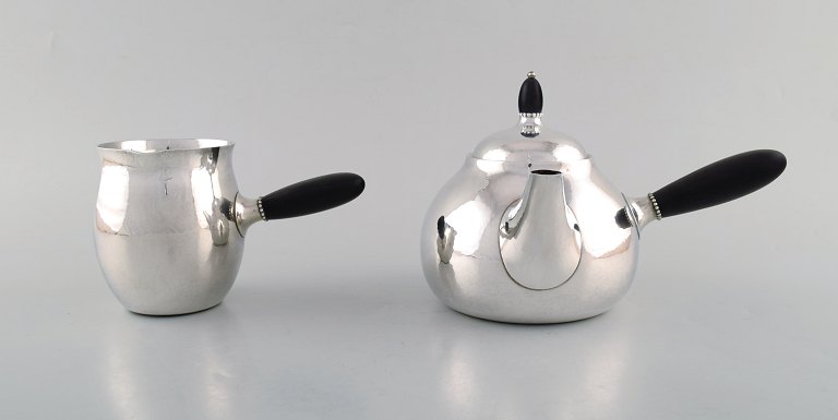 Georg Jensen art nouveau tekande og mælkekande i sterlingsølv med hank og knop i 
ibenholt. Modelnummer 80A/80B. Designet i 1915.
