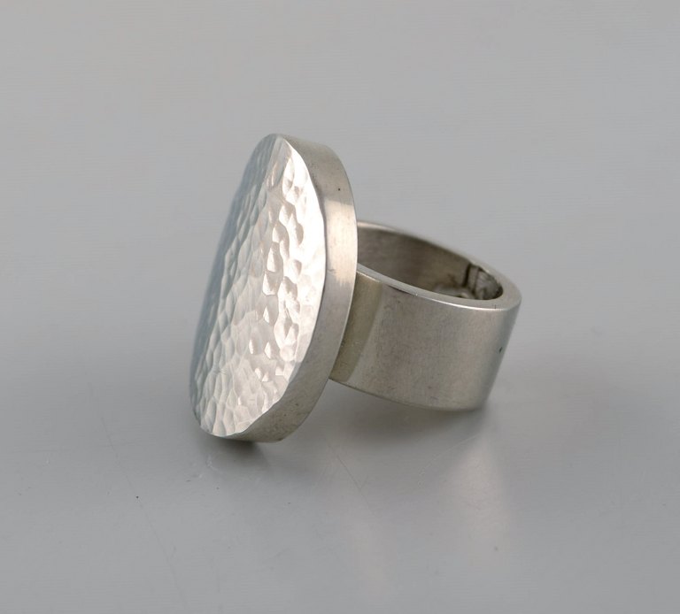 Micke Berggren, Sweden. Modernist designer ring in hammered pewter. Late 20th 
century.
