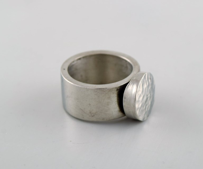 Micke Berggren, Sverige. Modernistisk designerring i hammerslået tin. Sent 
1900-tallet. 
