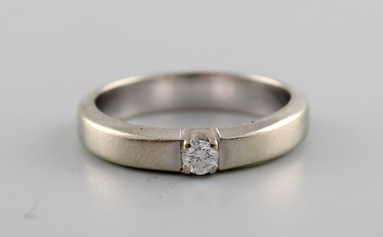 Danish goldsmith. Ring in 14 carat white gold with a brilliant of 0.10 ct. Mid 
20th century.
