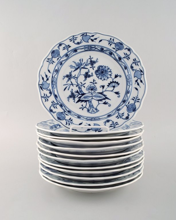 Tolv antikke Meissen "Løgmønstret" frokosttallerkener i håndmalet porcelæn. 
Tidligt 1900-tallet. 
