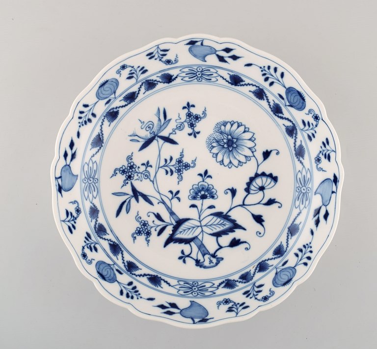 Large antique Meissen "Blue Onion" bowl / dish in hand-painted porcelain. Early 
20th century.
