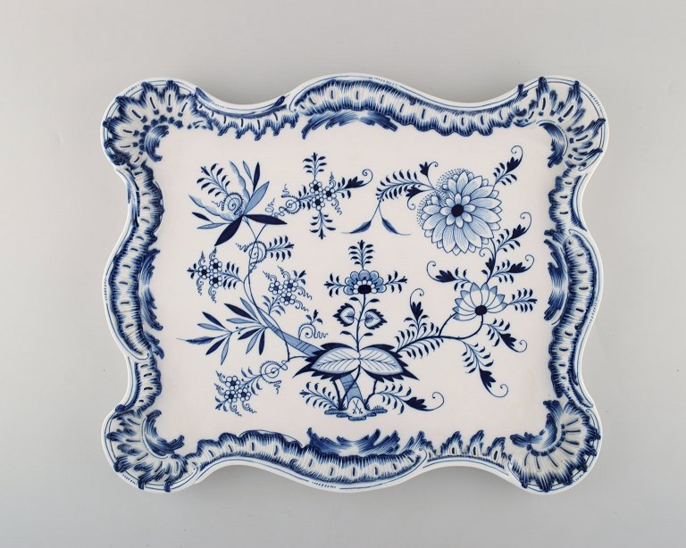 Large antique Meissen "Blue Onion" serving tray in hand-painted porcelain. Early 
20th century.
