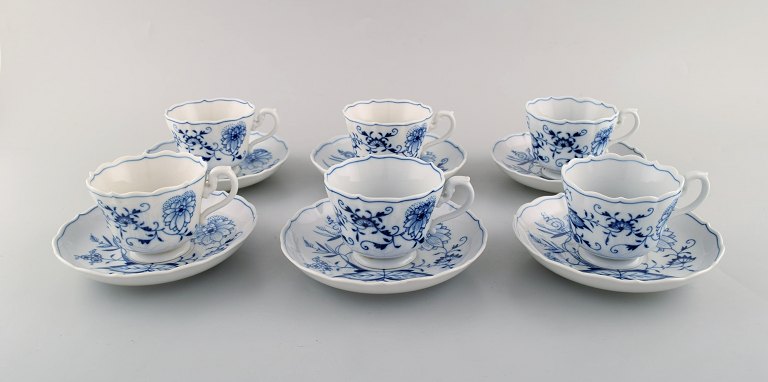 Seks antikke Meissen "Løgmønstret" kaffekopper med underkop i håndmalet 
porcelæn. Tidligt 1900-tallet.
