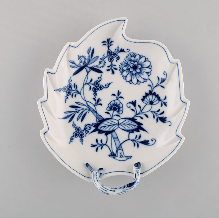 Antique Meissen "Blue Onion" leaf shaped dish in hand-painted porcelain. Early 
20th century.

