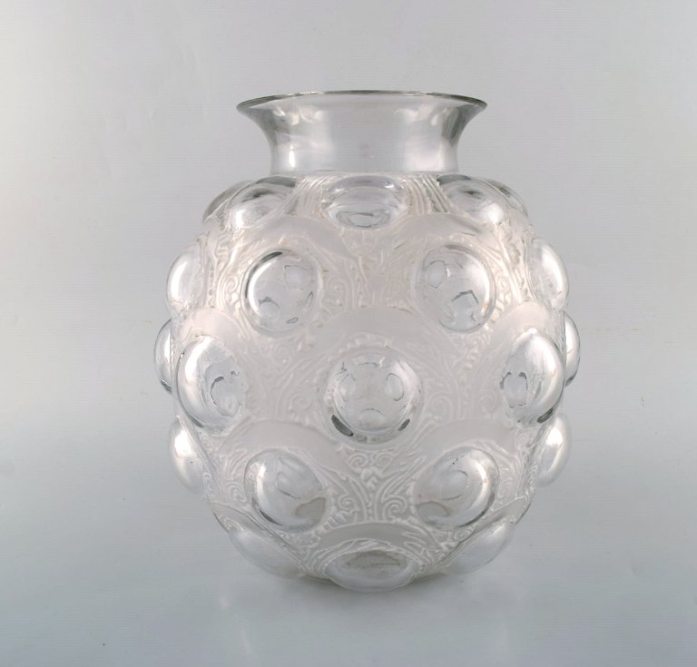 Stor og tidlig René Lalique. Sjælden "Antilopes" vase i kunstglas med springende 
antiloper. Modelnummer 875. Designet 1925. 
