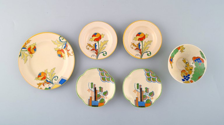 Clarice Cliff (1899-1963), England. Seks art deco skåle, tallerkener og fade i 
håndmalet porcelæn. Ca. 1940. 
