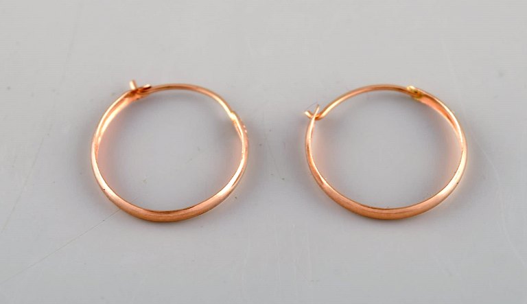 Scandinavian jeweler. A pair of 18 carat gold earrings. Mid 20th century.
