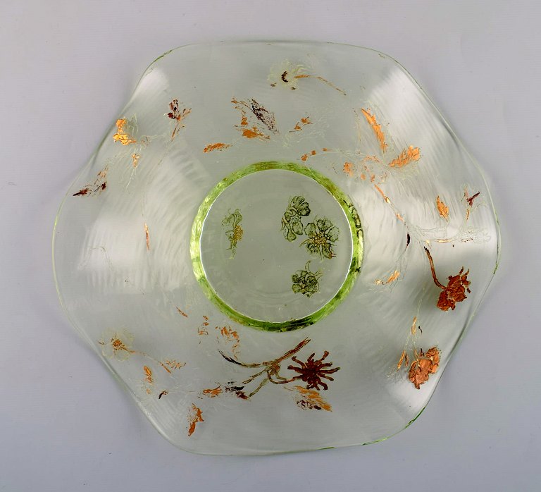 Emile Gallé, France. Antique bowl in mouth-blown art glass with hand-painted 
flower decorations in gold. 1870 / 80