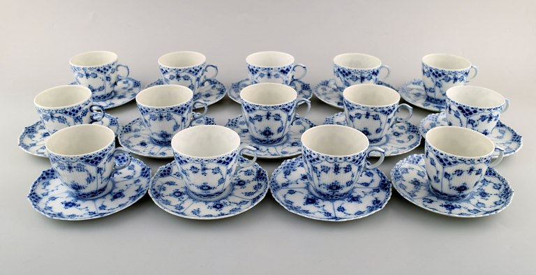 14 Royal Copenhagen Musselmalet helblonde kaffekopper med underkopper # 1/1035.
