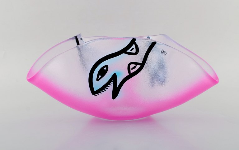 Ulrica Hydman Vallien for Kosta Boda. Large bowl in pink mouth blown art glass 
with snake motif. Swedish design, 1980