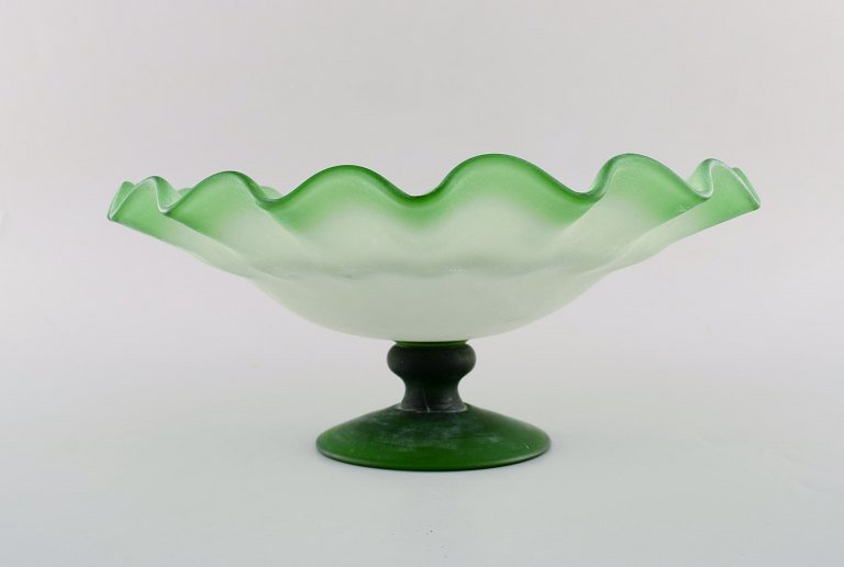 Isfahan Glass. Compote with wavy edge in frosted and green art glass. Late 20th 
century.
