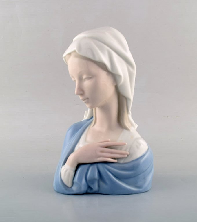 Lladro, Spain. Large figure in glazed porcelain. Madonna. 1980