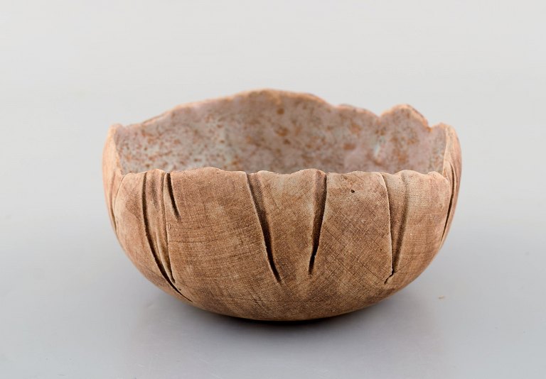 Lizzie Schnakenburg Thyssen (born 1925), Danish artist and ceramist. Unique 
ceramic bowl. Dated 1986.
