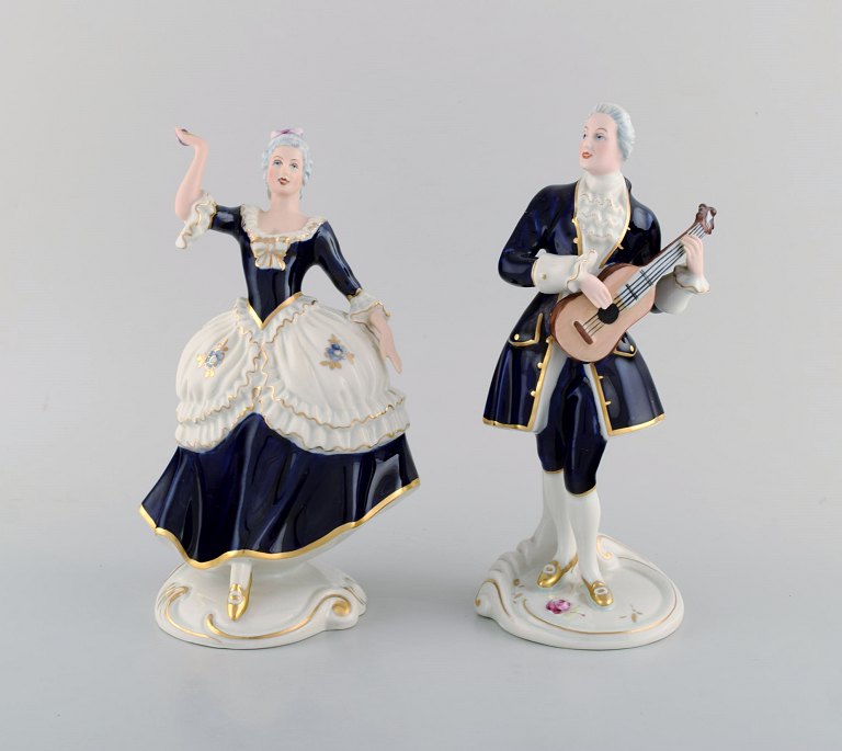 Royal Dux. Rokoko par i håndmalet porcelæn. 1940